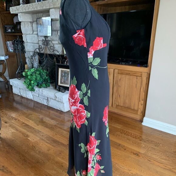 Amorose Black Long‎ Dress with Red Large Floral - Picture 4 of 12